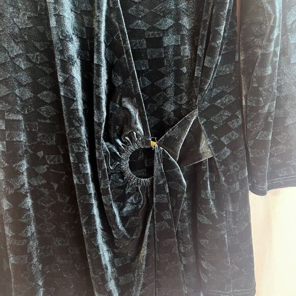 Beacon Apparel Green Velvet Faux Wrap w/ Ring Vneck Blouse Size 2X - Picture 5 of 12